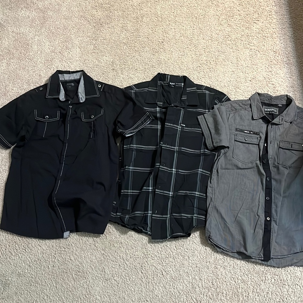 Men’s short sleeve button downs size Small